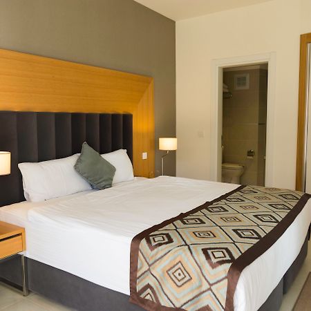 库萨达斯华美达高尔夫酒店 外观 照片 A bedroom at the hotel