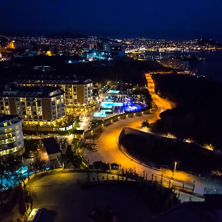 库萨达斯华美达高尔夫酒店 外观 照片 Aerial view of the resort at night