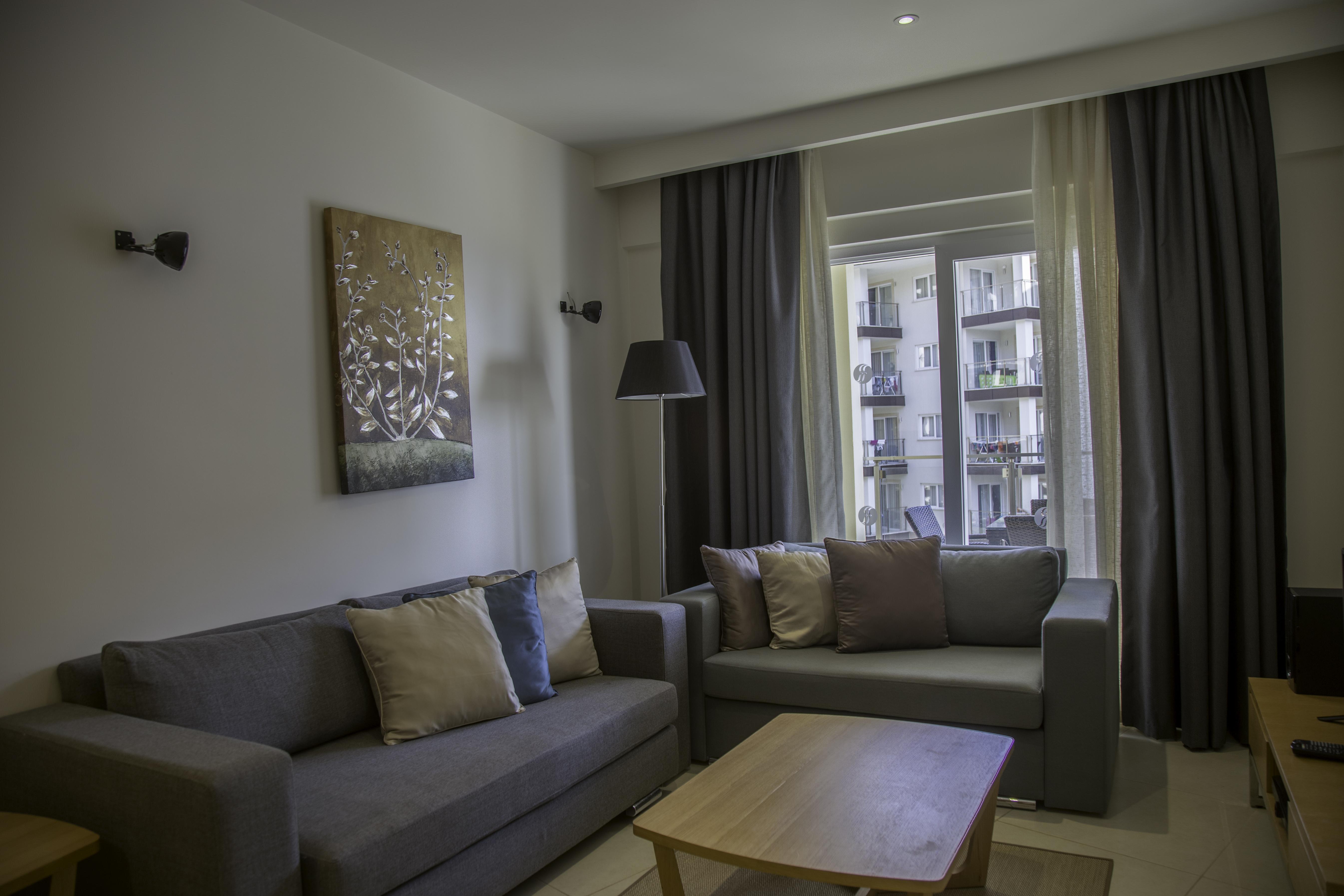 库萨达斯华美达高尔夫酒店 外观 照片 A living room in a serviced apartment in Bucharest, Romania