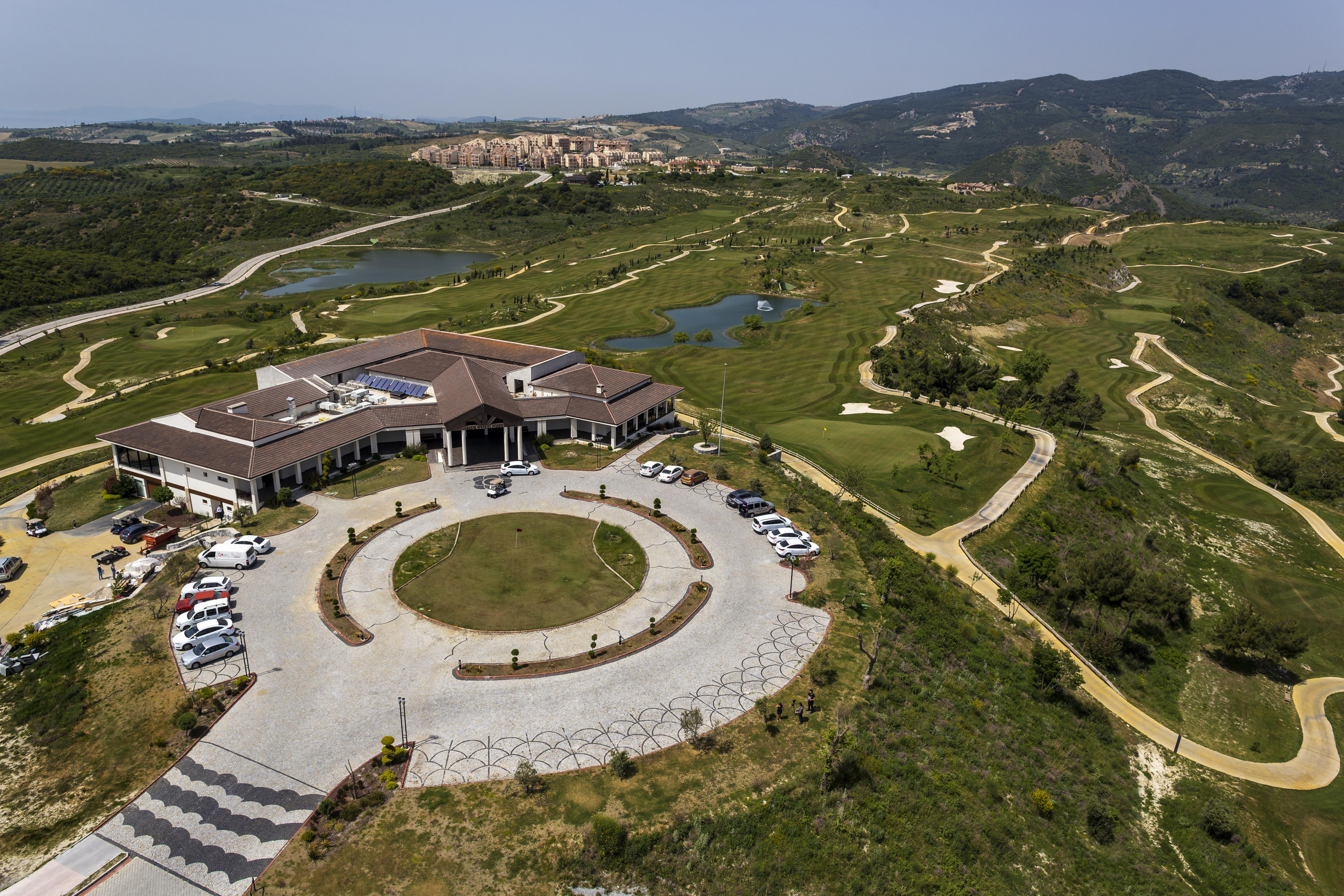 库萨达斯华美达高尔夫酒店 外观 照片 Aerial view of the clubhouse
