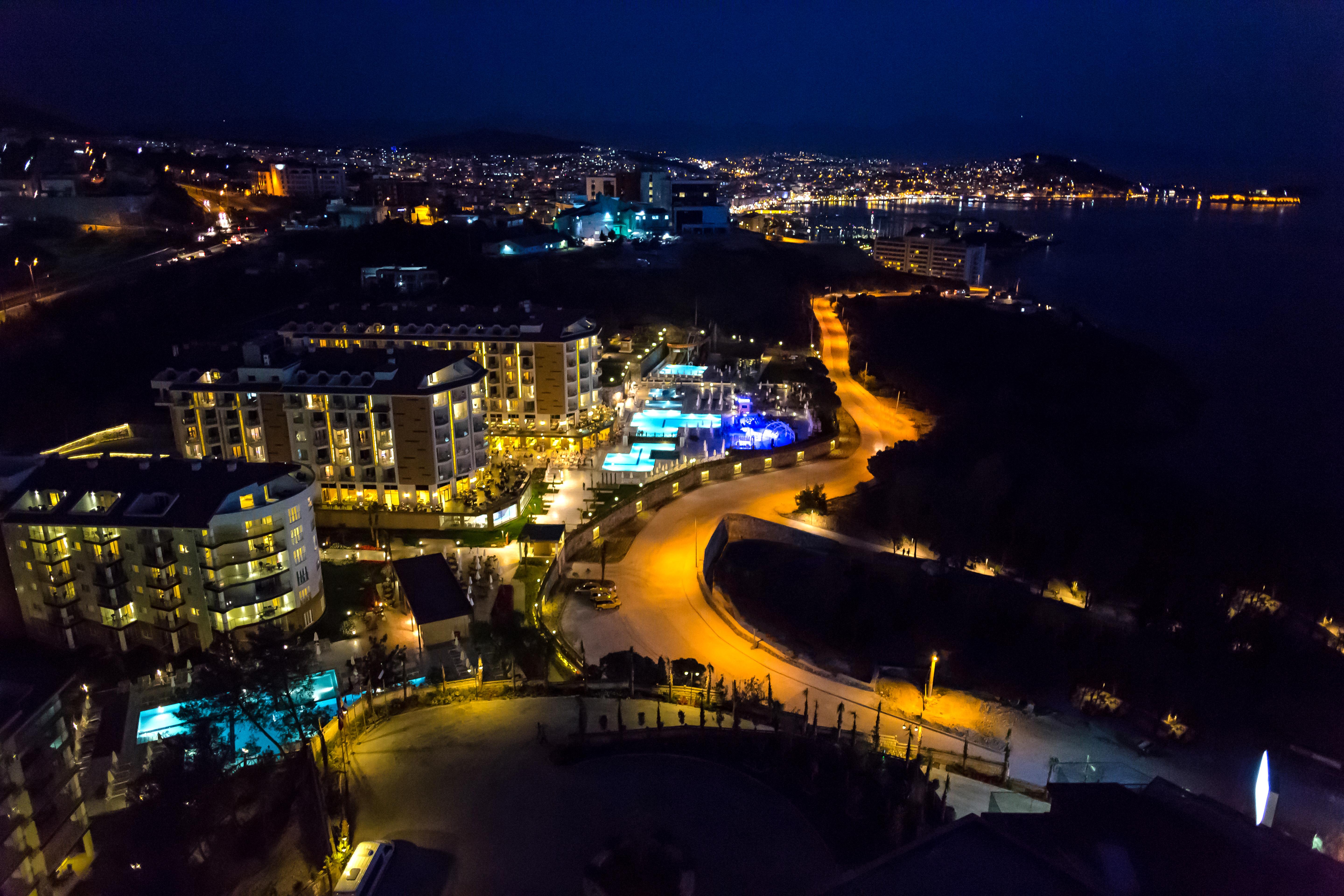 库萨达斯华美达高尔夫酒店 外观 照片 Aerial view of the resort at night