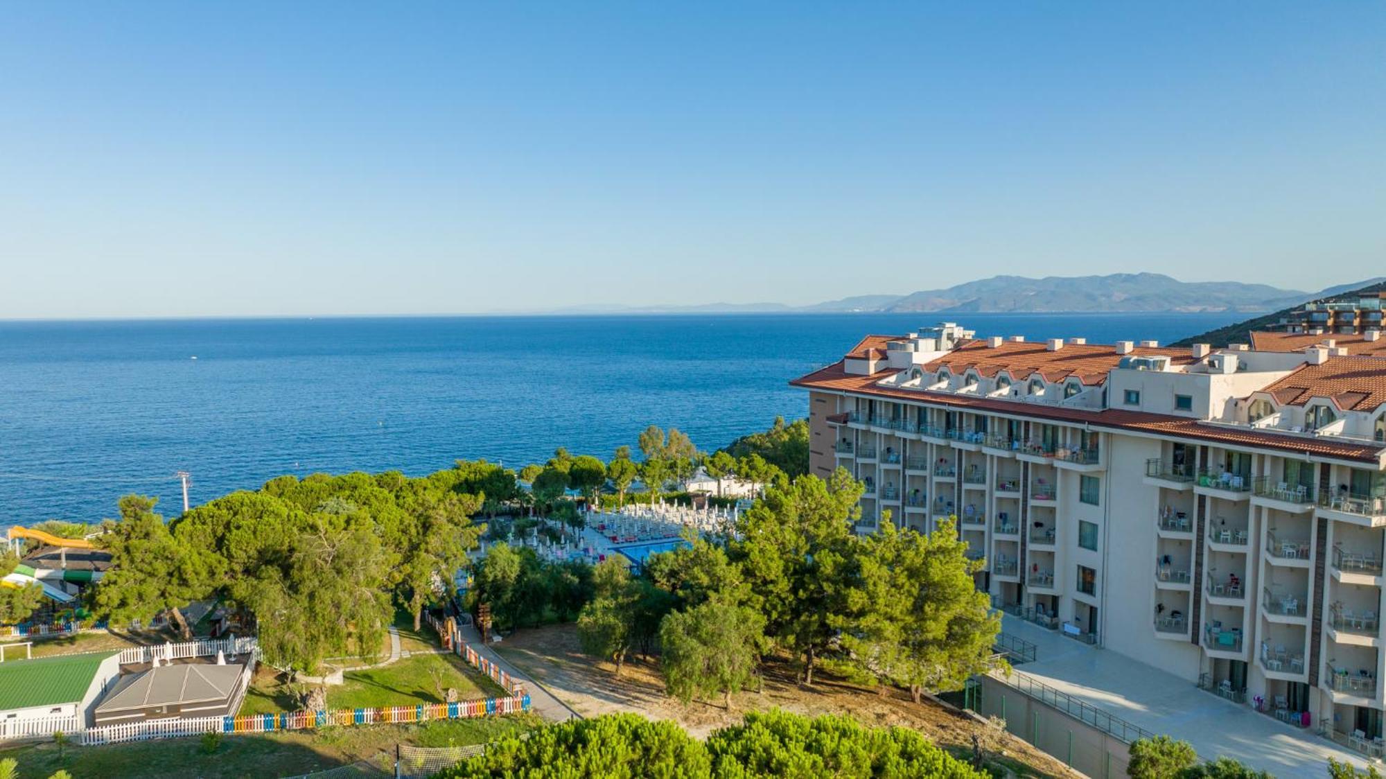 库萨达斯华美达高尔夫酒店 外观 照片 A view of the Aegean Sea from the resort