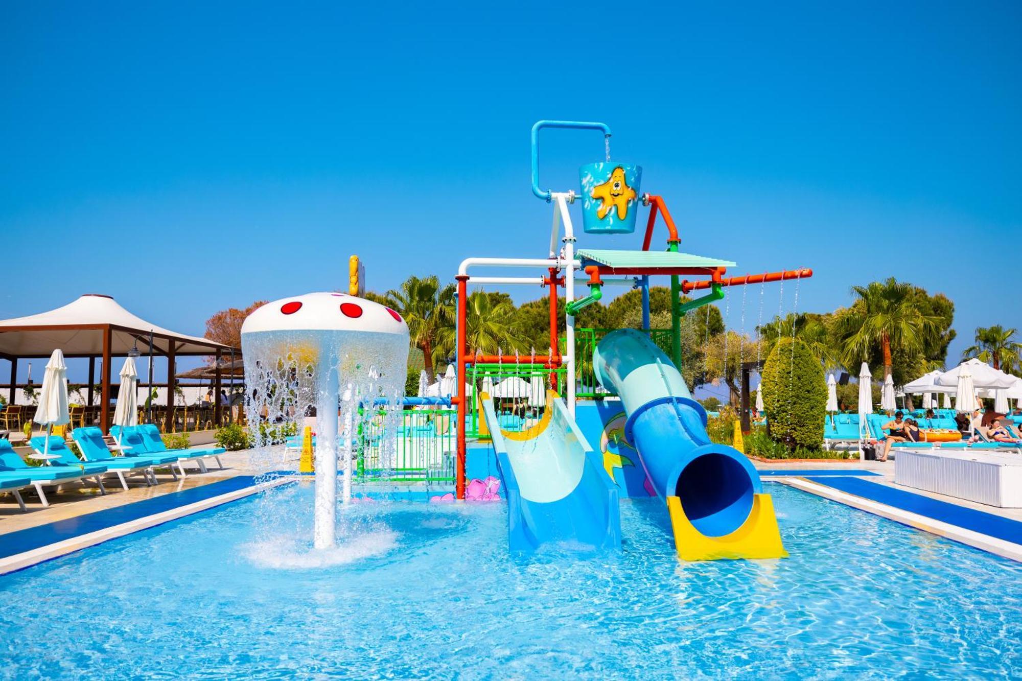 库萨达斯华美达高尔夫酒店 外观 照片 A water park in Turkey