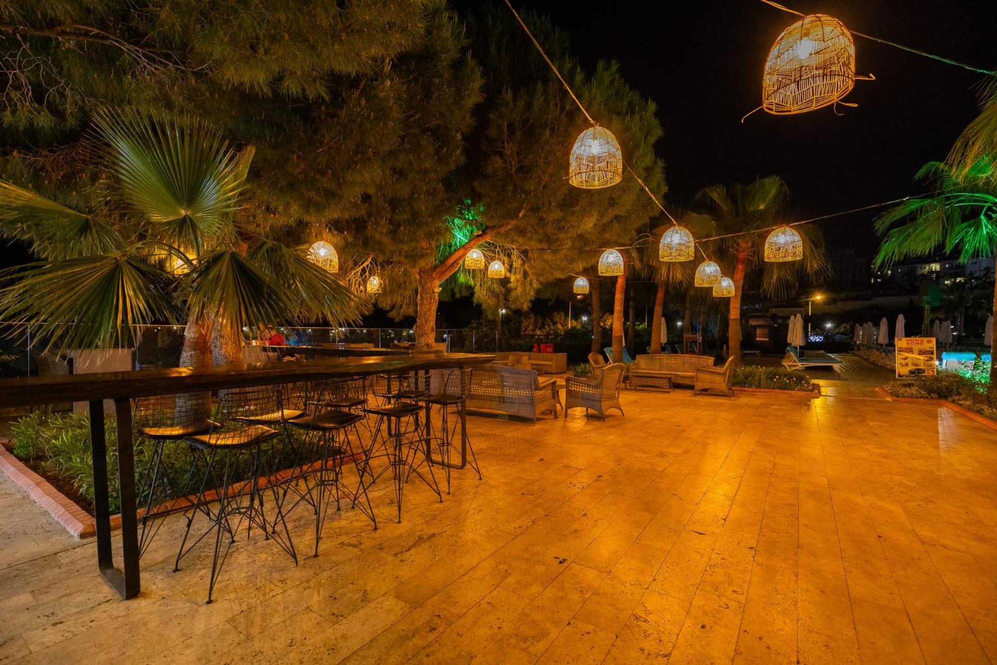 库萨达斯华美达高尔夫酒店 外观 照片 The beach bar at night