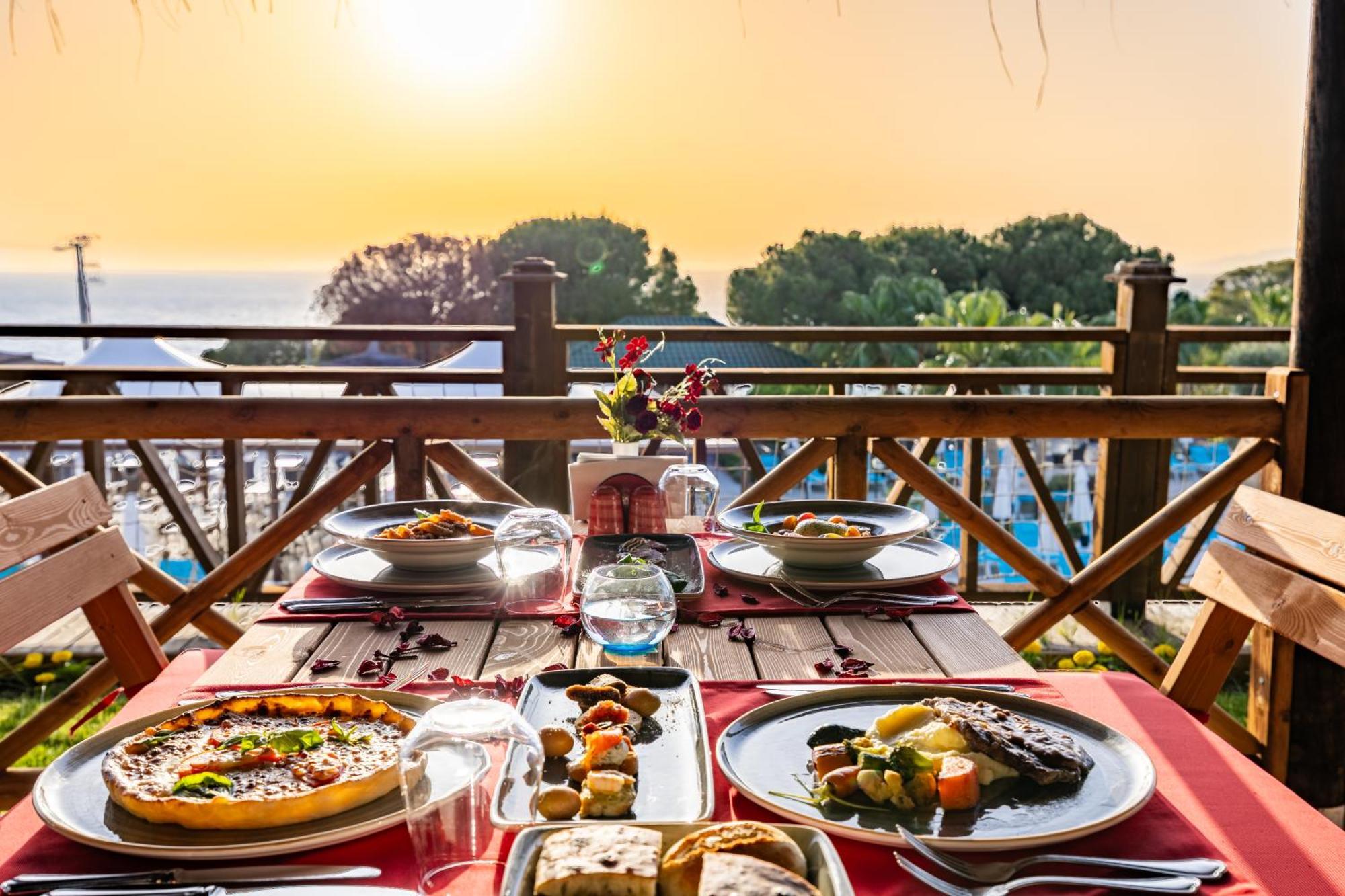 库萨达斯华美达高尔夫酒店 外观 照片 A typical dinner at the resort
