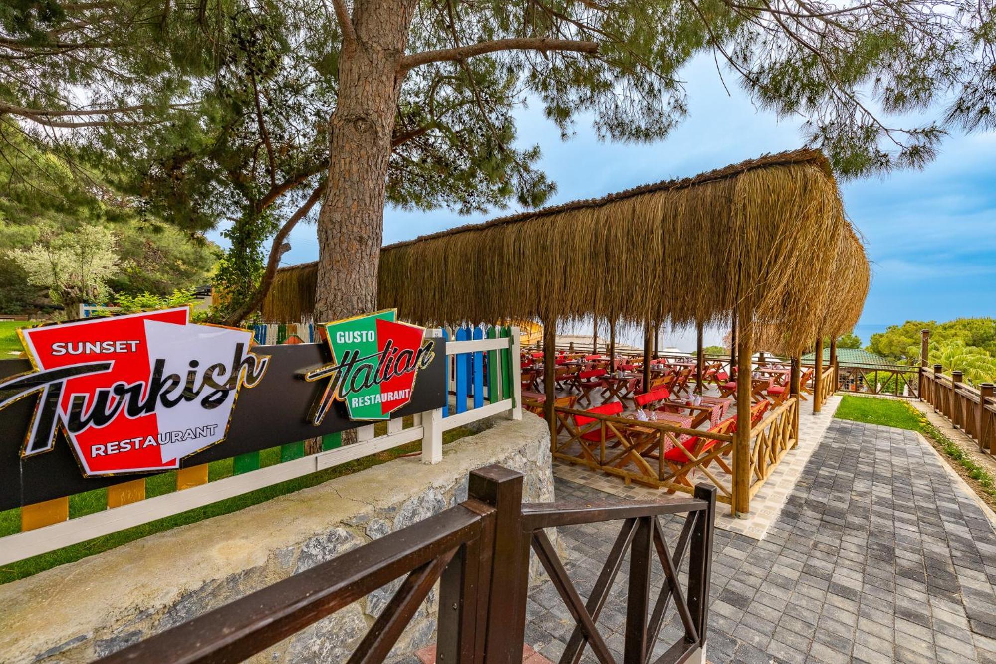库萨达斯华美达高尔夫酒店 外观 照片 Turkish restaurant in Antalya