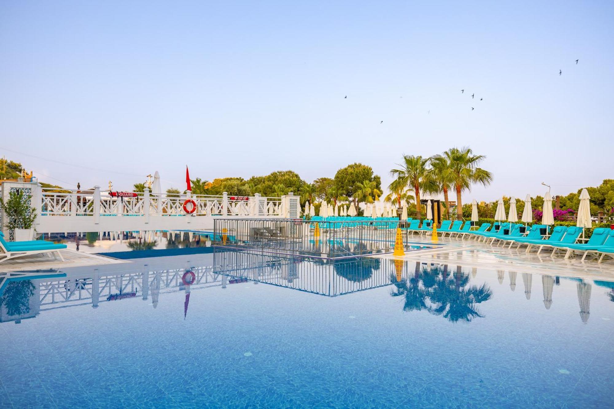 库萨达斯华美达高尔夫酒店 外观 照片 A swimming pool at a hotel in Turkey