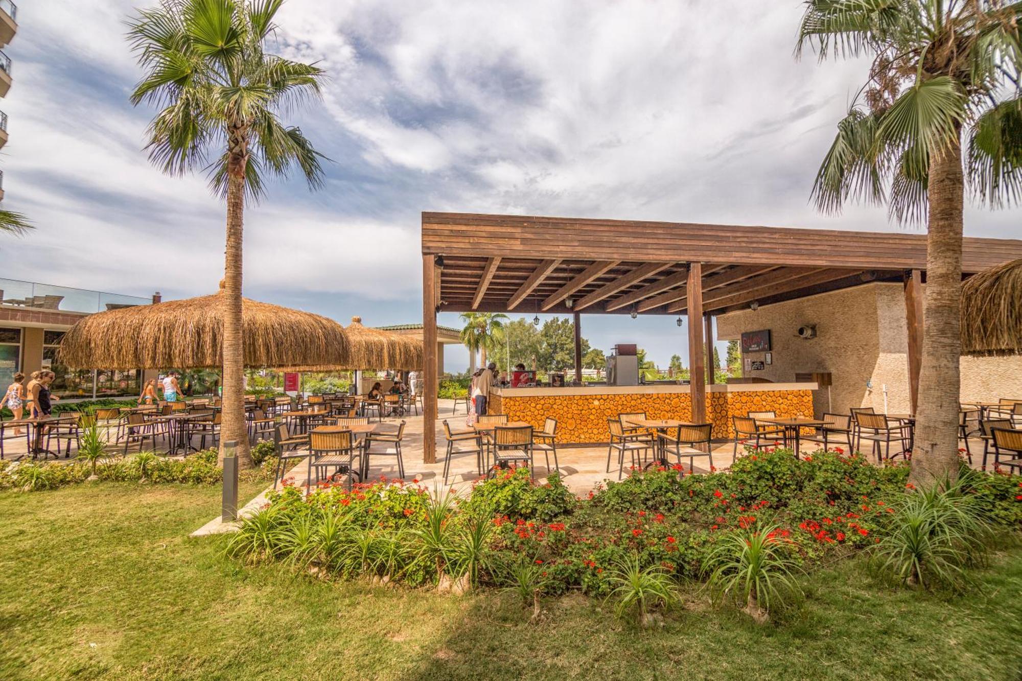 库萨达斯华美达高尔夫酒店 外观 照片 The beach bar at the resort