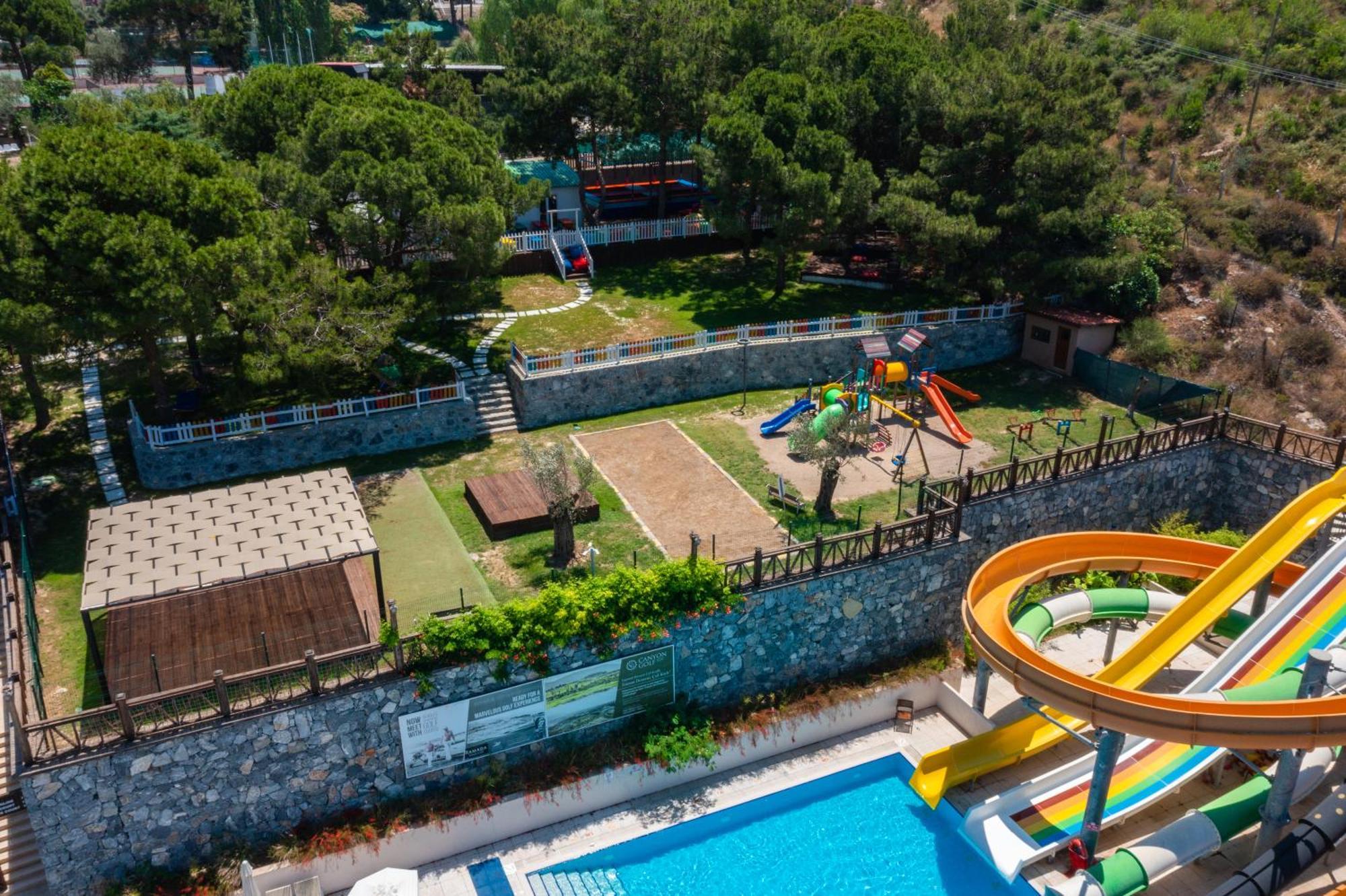 库萨达斯华美达高尔夫酒店 外观 照片 Aerial view of the park