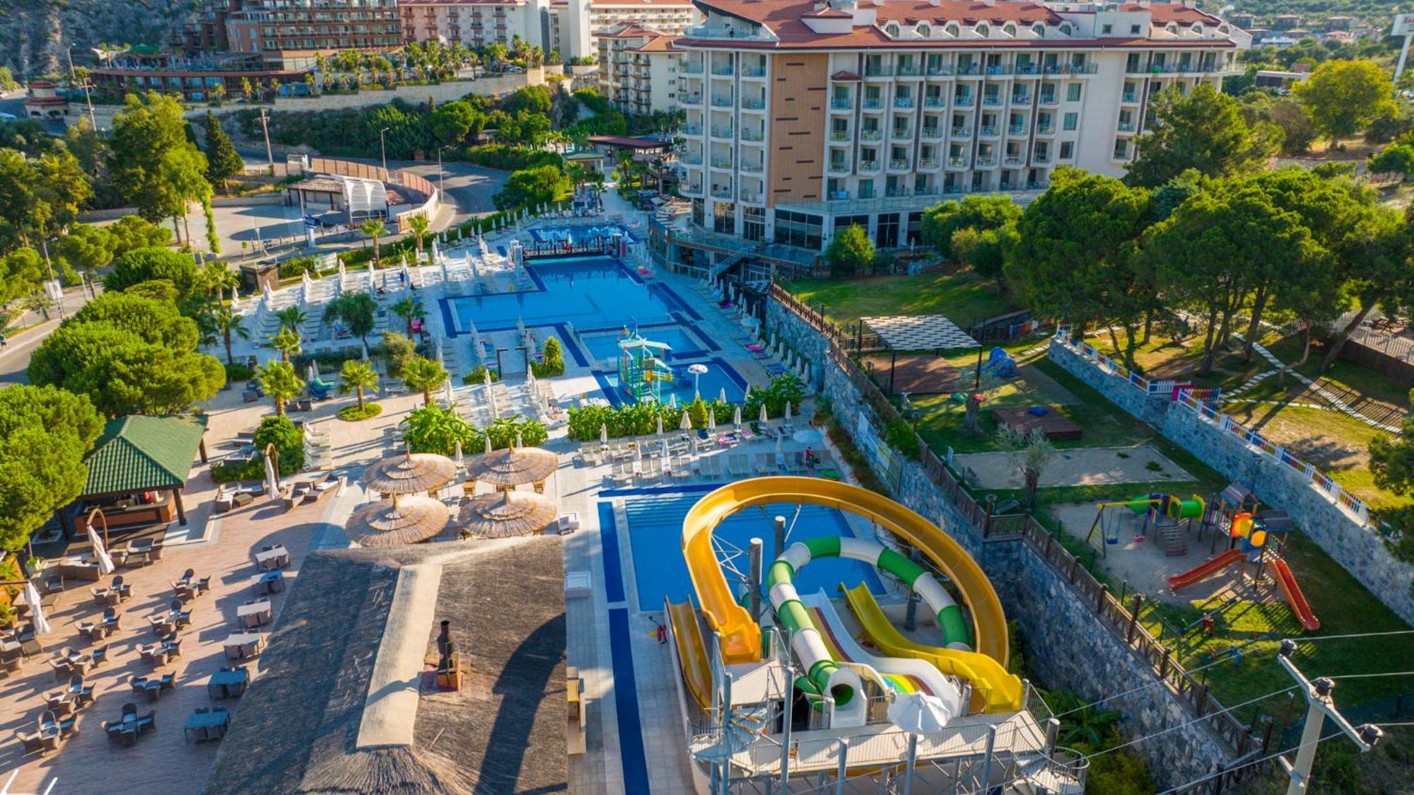 库萨达斯华美达高尔夫酒店 外观 照片 Aerial view of the water park