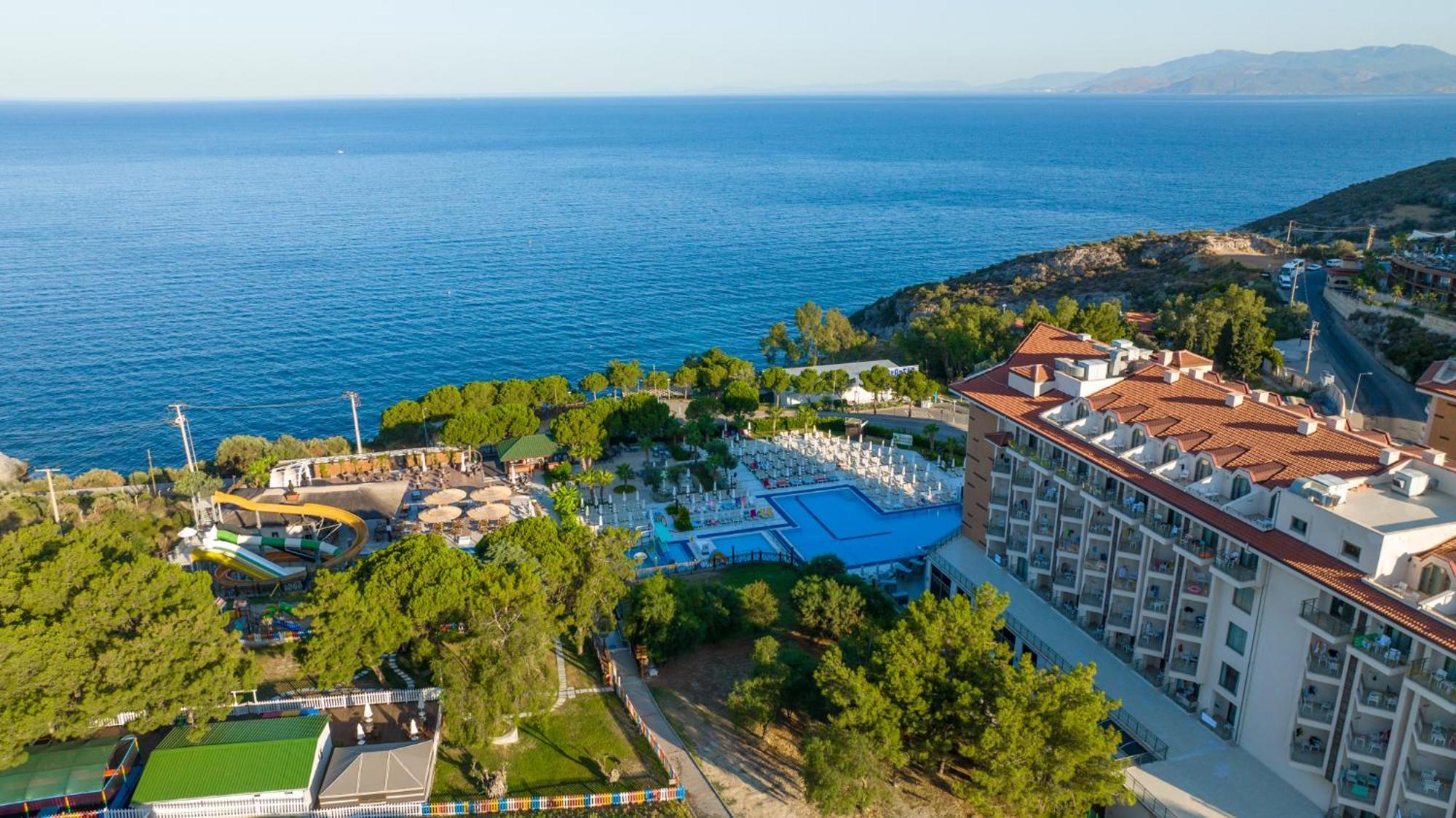 库萨达斯华美达高尔夫酒店 外观 照片 A view of the resort