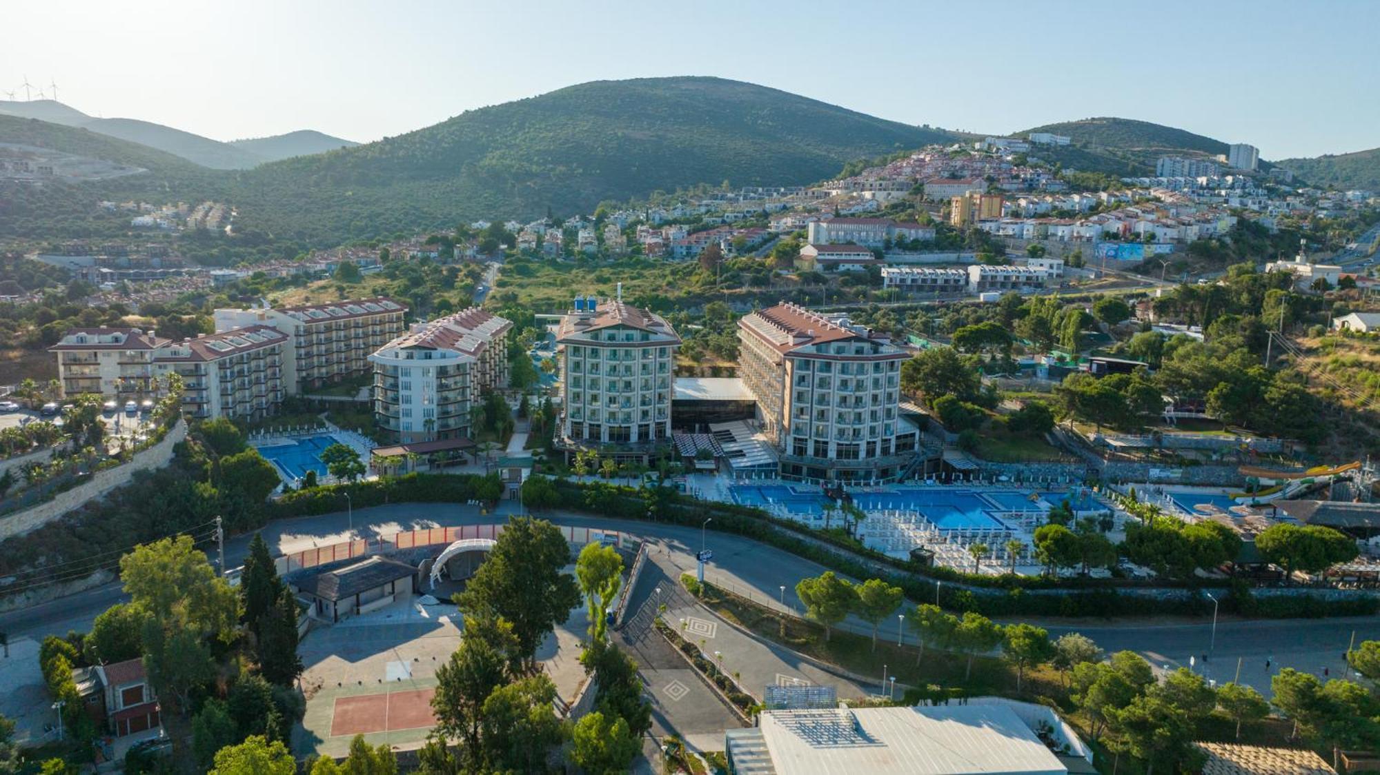 库萨达斯华美达高尔夫酒店 外观 照片 Aerial view of the complex