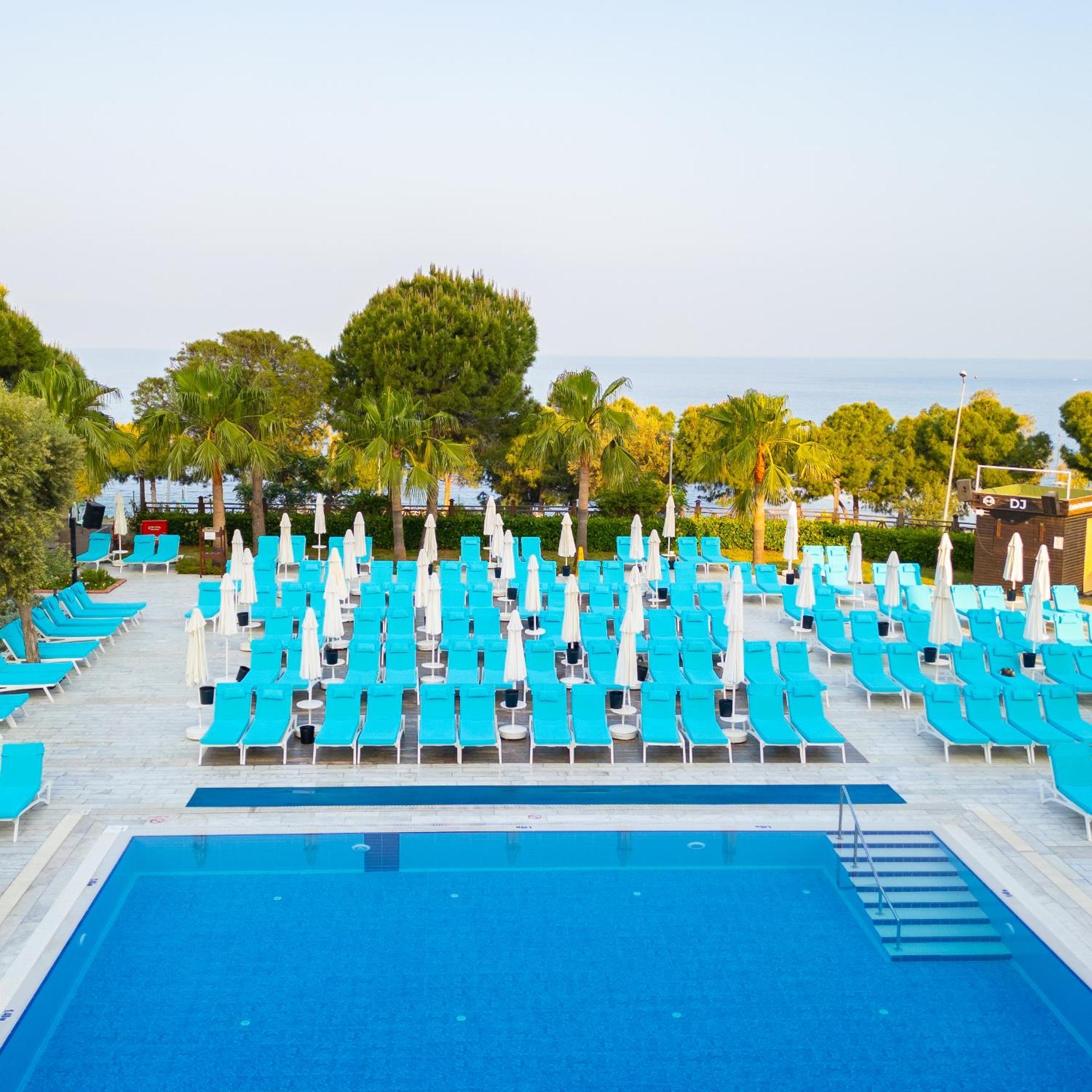库萨达斯华美达高尔夫酒店 外观 照片 The beach at the hotel
