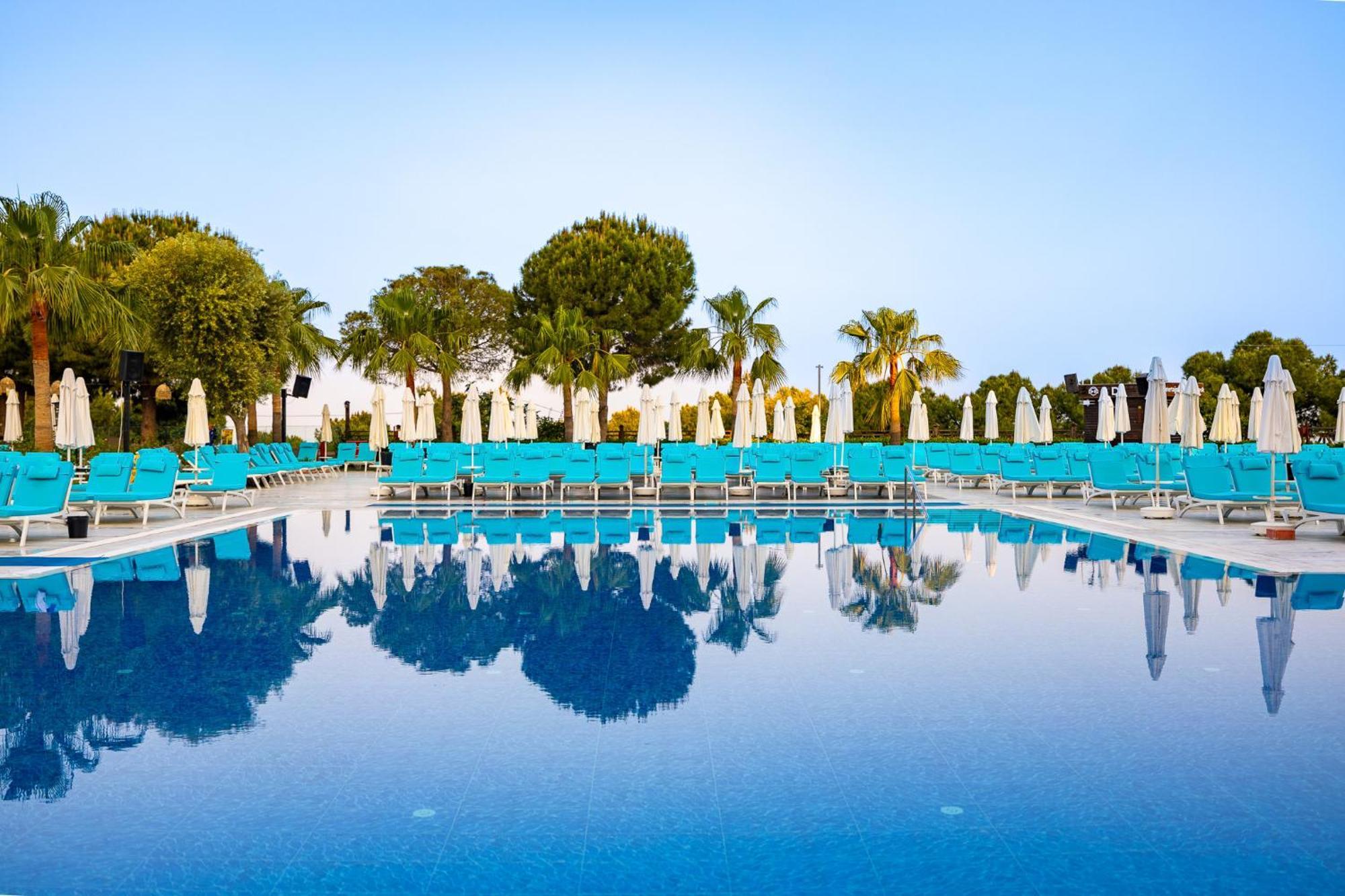 库萨达斯华美达高尔夫酒店 外观 照片 Pool at the hotel