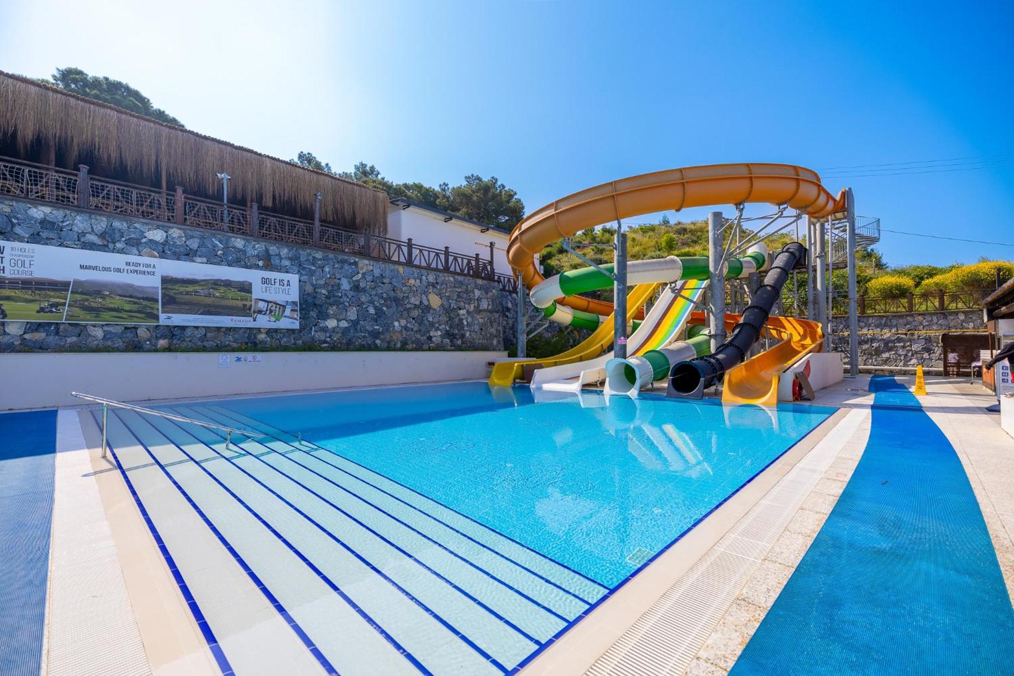 库萨达斯华美达高尔夫酒店 外观 照片 Water park