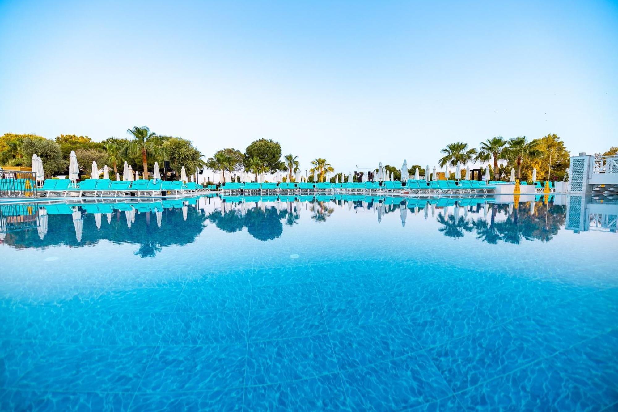 库萨达斯华美达高尔夫酒店 外观 照片 The swimming pool at the hotel