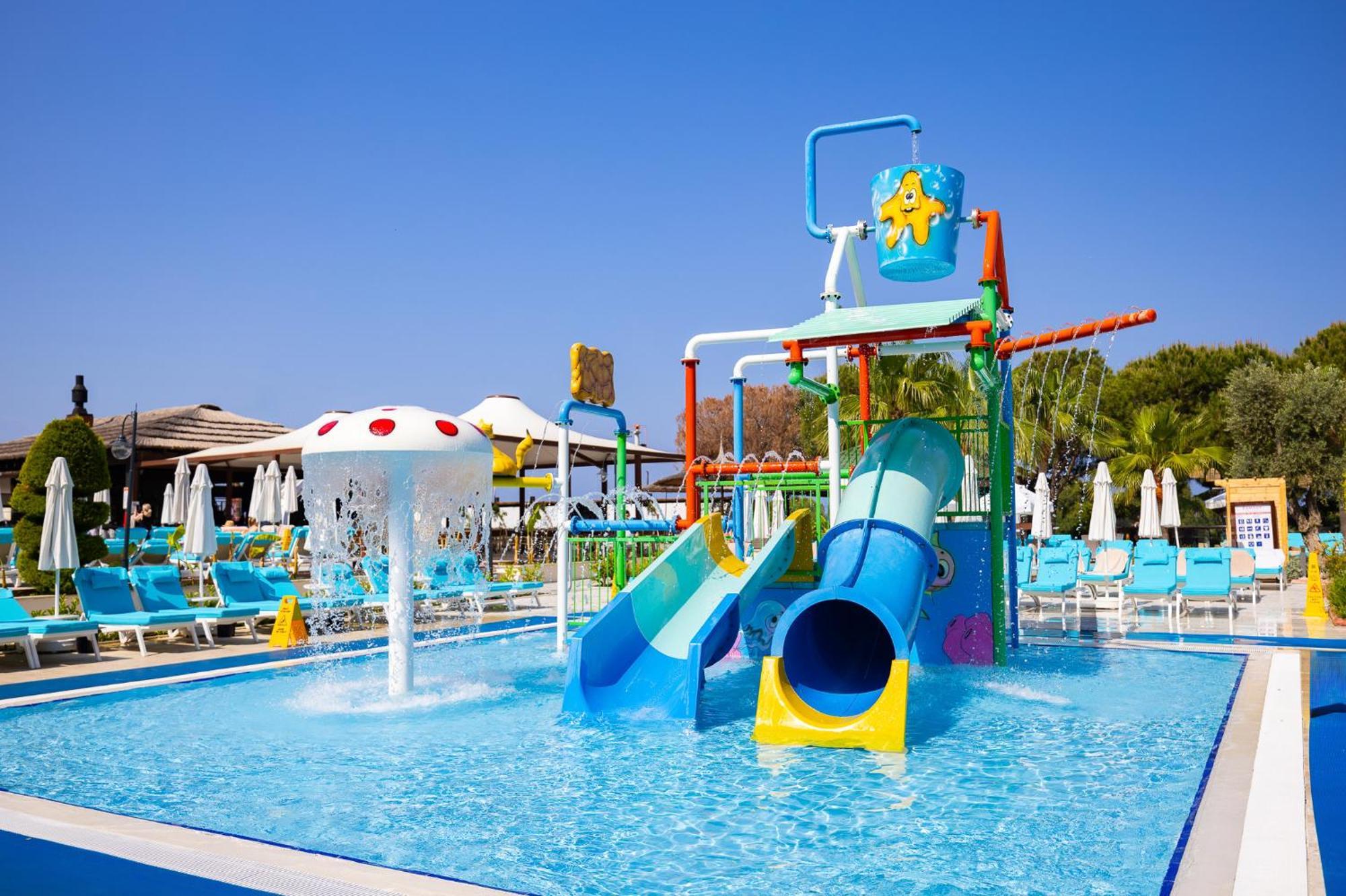 库萨达斯华美达高尔夫酒店 外观 照片 A water park in Greece