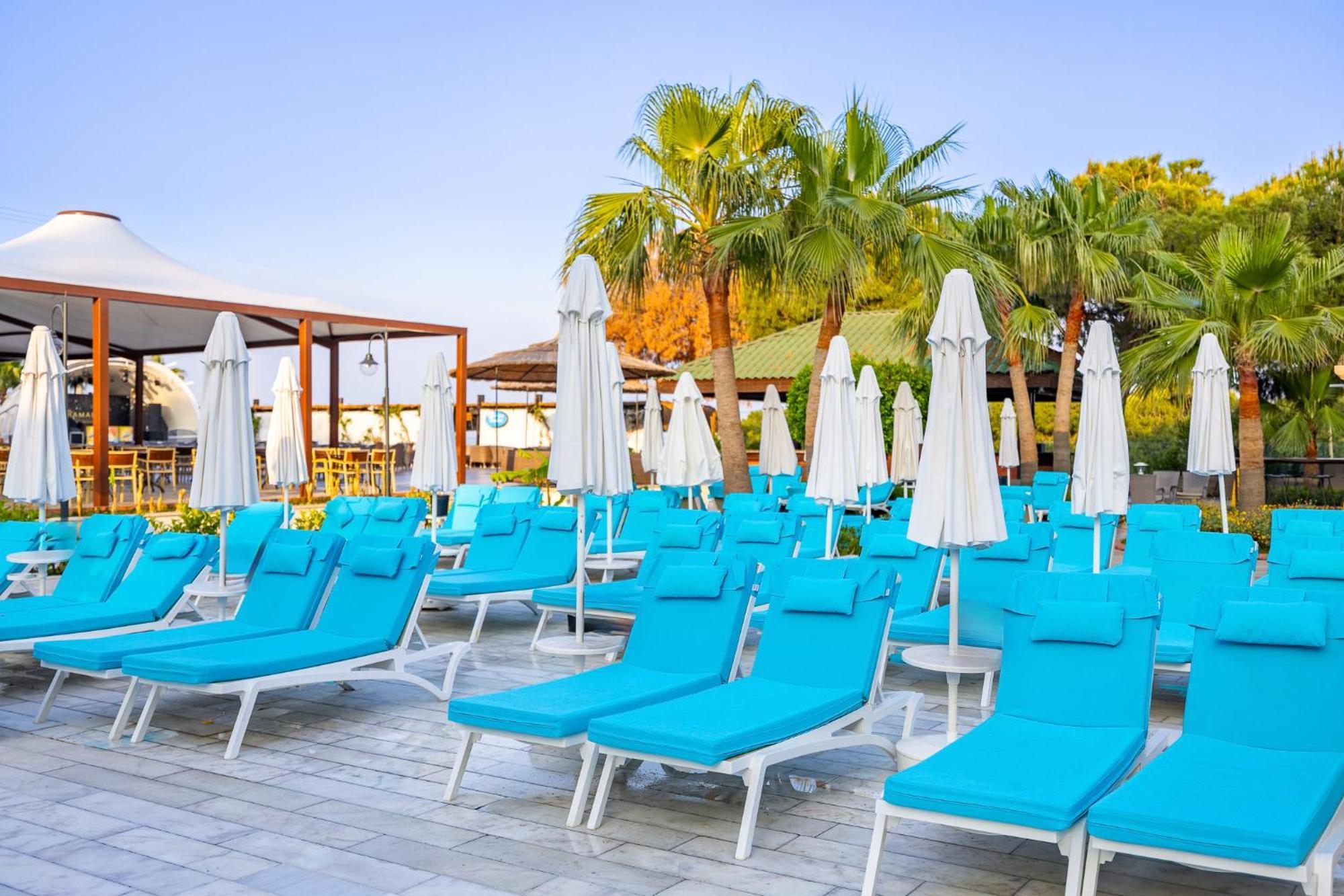 库萨达斯华美达高尔夫酒店 外观 照片 Sunloungers at a resort in Turkey