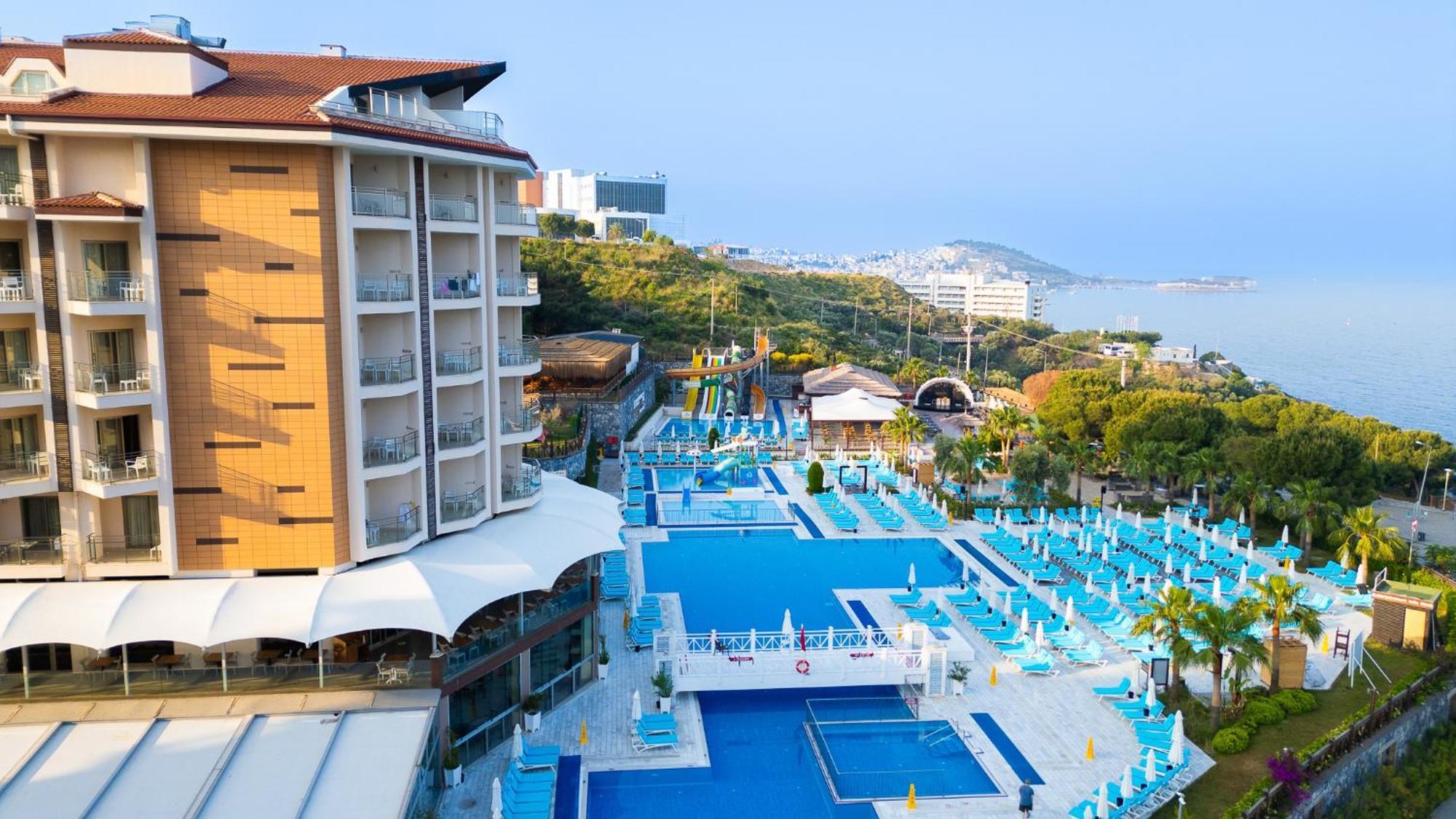 库萨达斯华美达高尔夫酒店 外观 照片 A view of the hotel