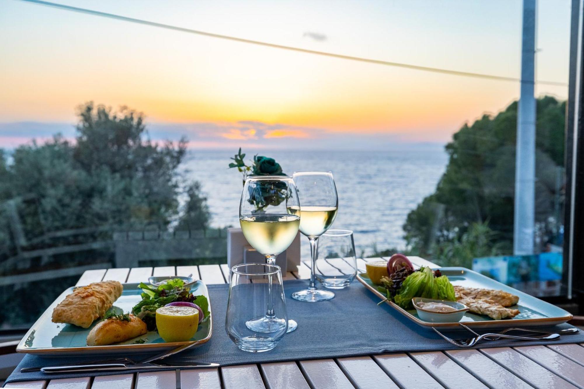 库萨达斯华美达高尔夫酒店 外观 照片 Sunset at the restaurant