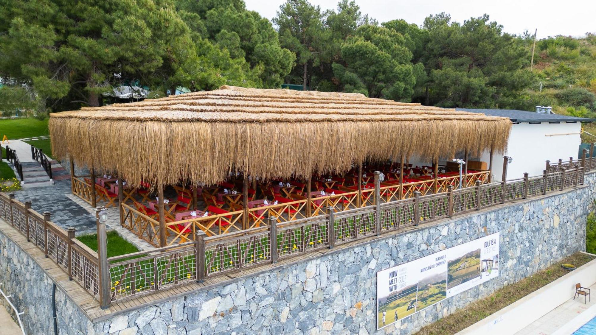 库萨达斯华美达高尔夫酒店 外观 照片 Restaurant in the village