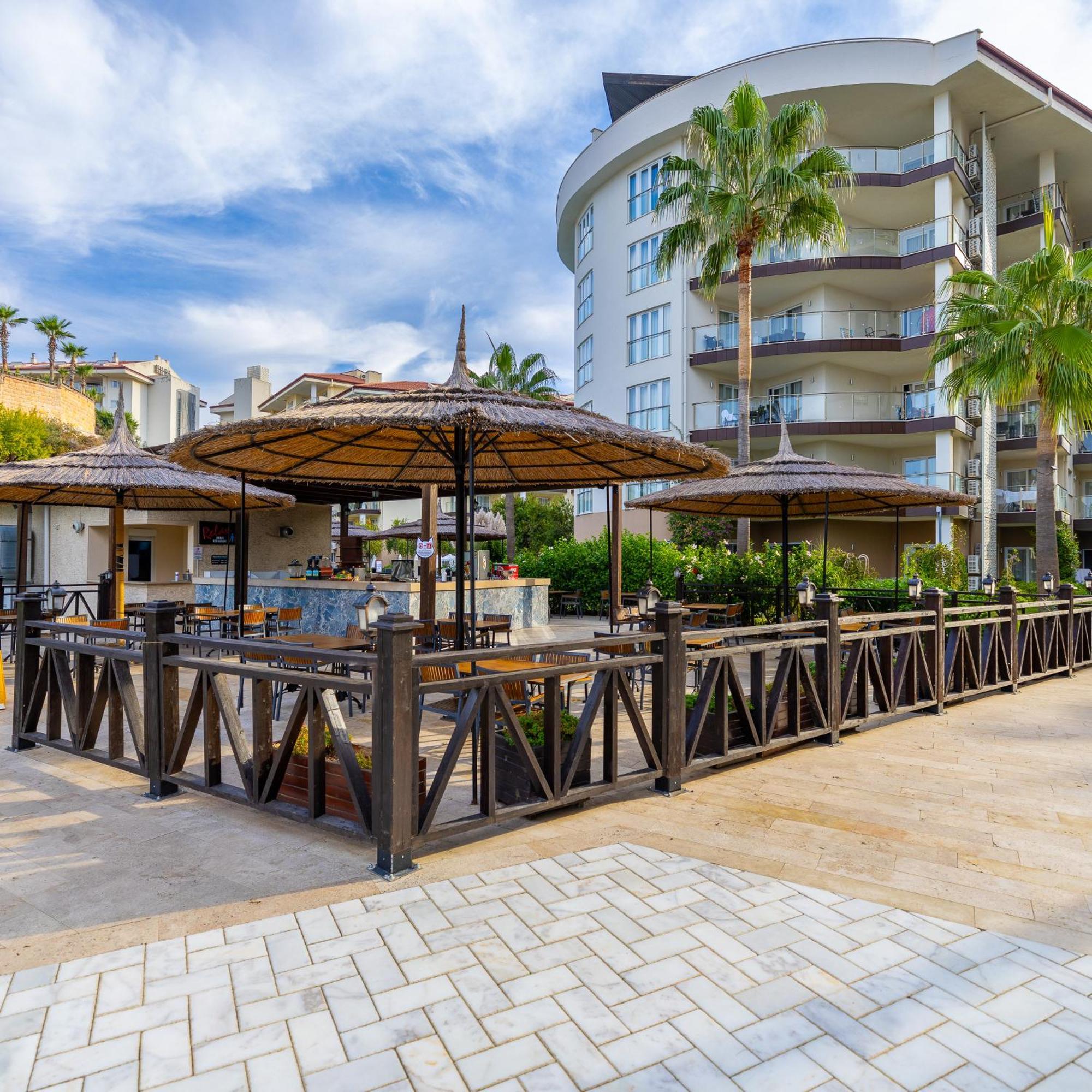 库萨达斯华美达高尔夫酒店 外观 照片 A poolside bar in Turkey